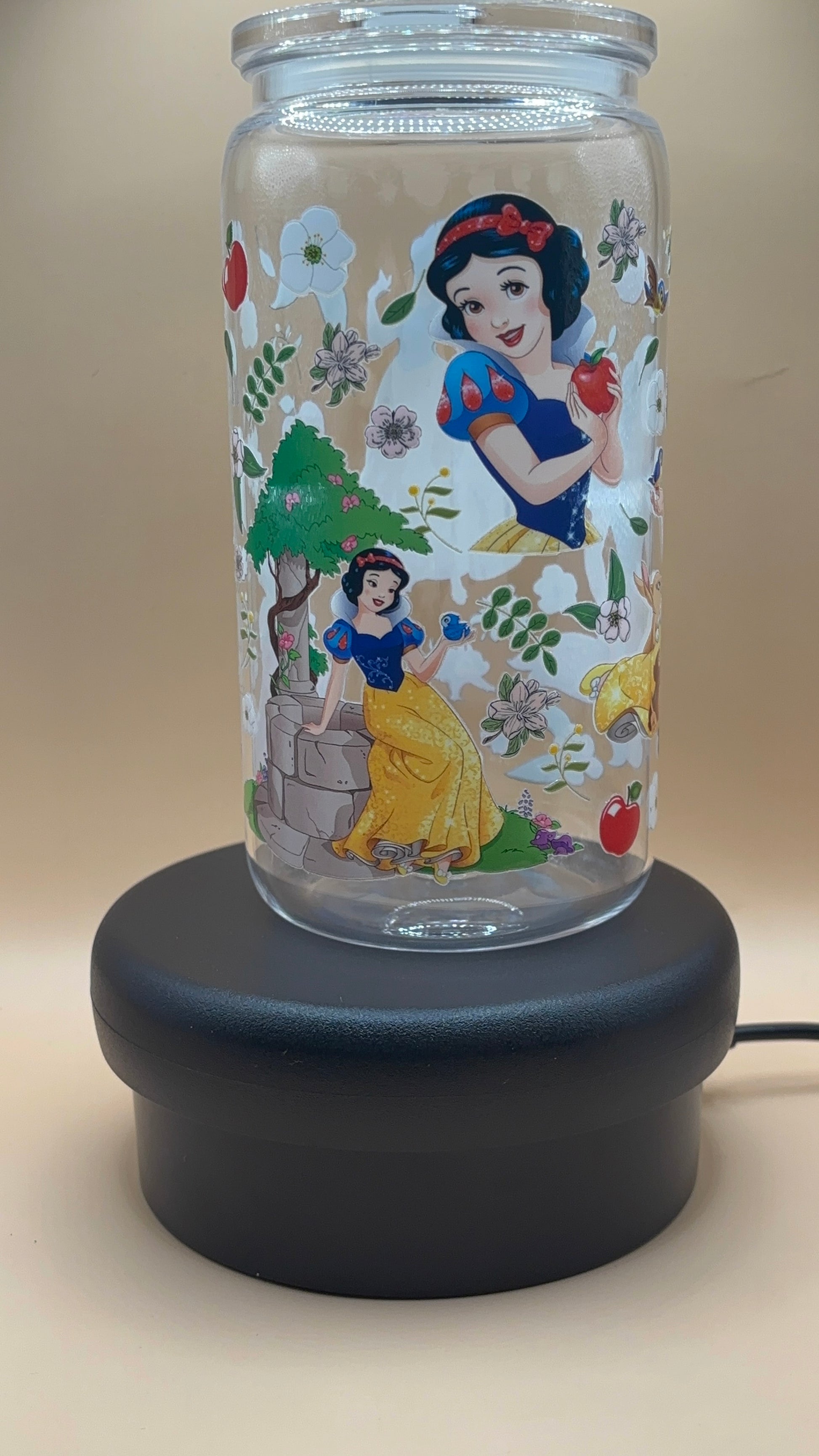 Plastic tumbler with Snow White illustration on a beige background